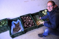 Lucia Breckerbohm stellt einen Teil ihrer Garage am Kuhberg als Gemüsedepot der SoLaWi Donau-Iller zur Verfügung.